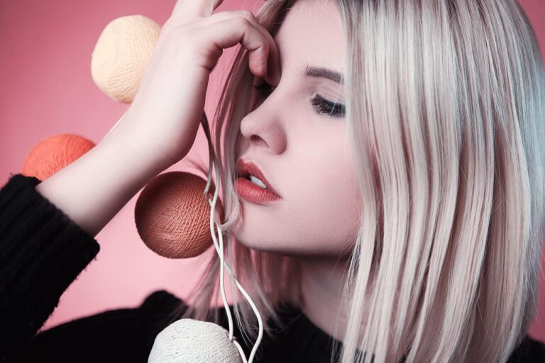 Comment faire des mèches blondes platine