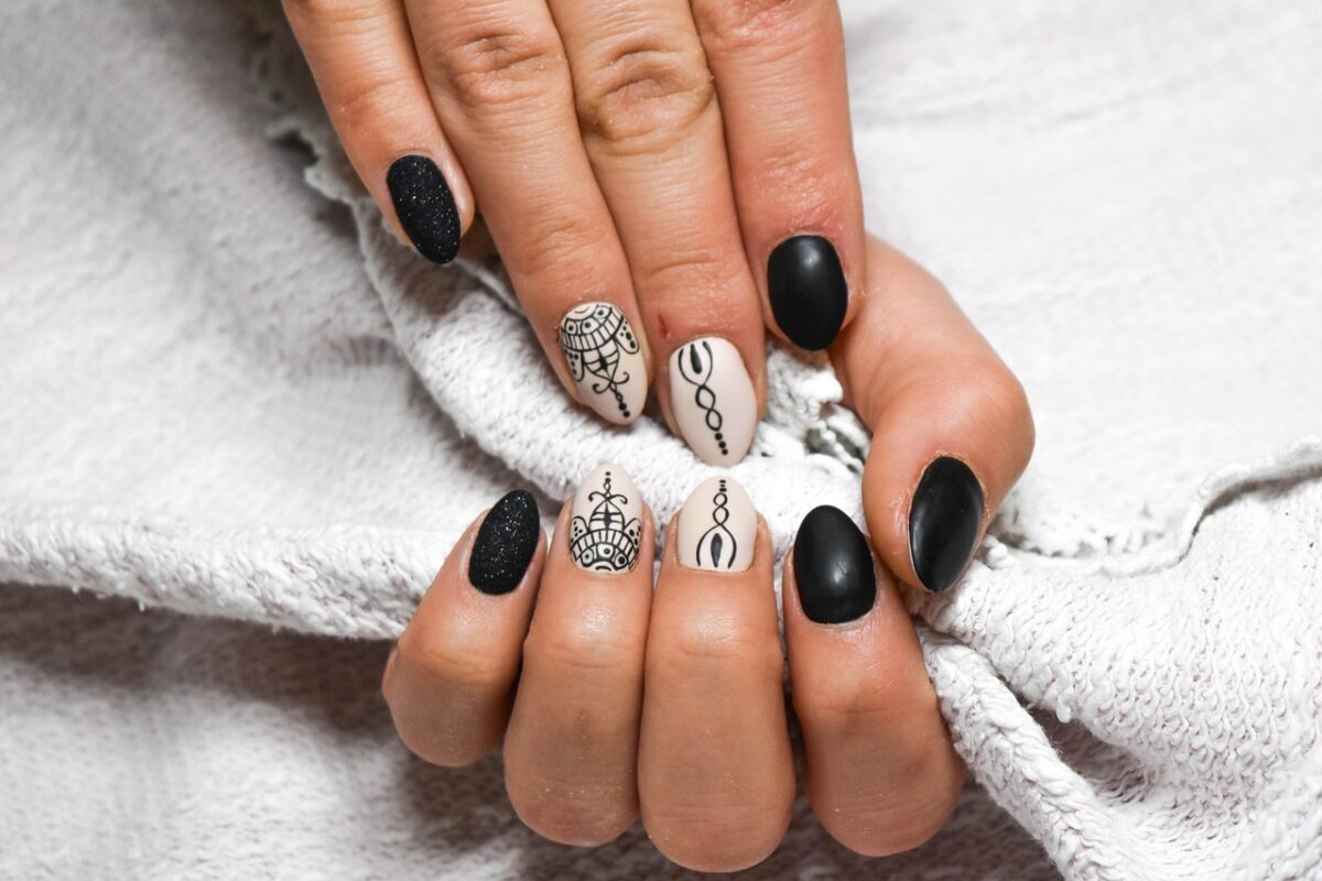 Comment coller des faux ongles sans colle