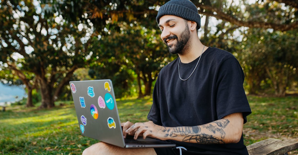 découvrez l'univers captivant des tatouages de hanches, une forme d'art corporel à la fois élégante et audacieuse. explorez des designs uniques, des idées inspirantes pour personnaliser vos tatouages et des conseils pour un processus de tatouage réussi.