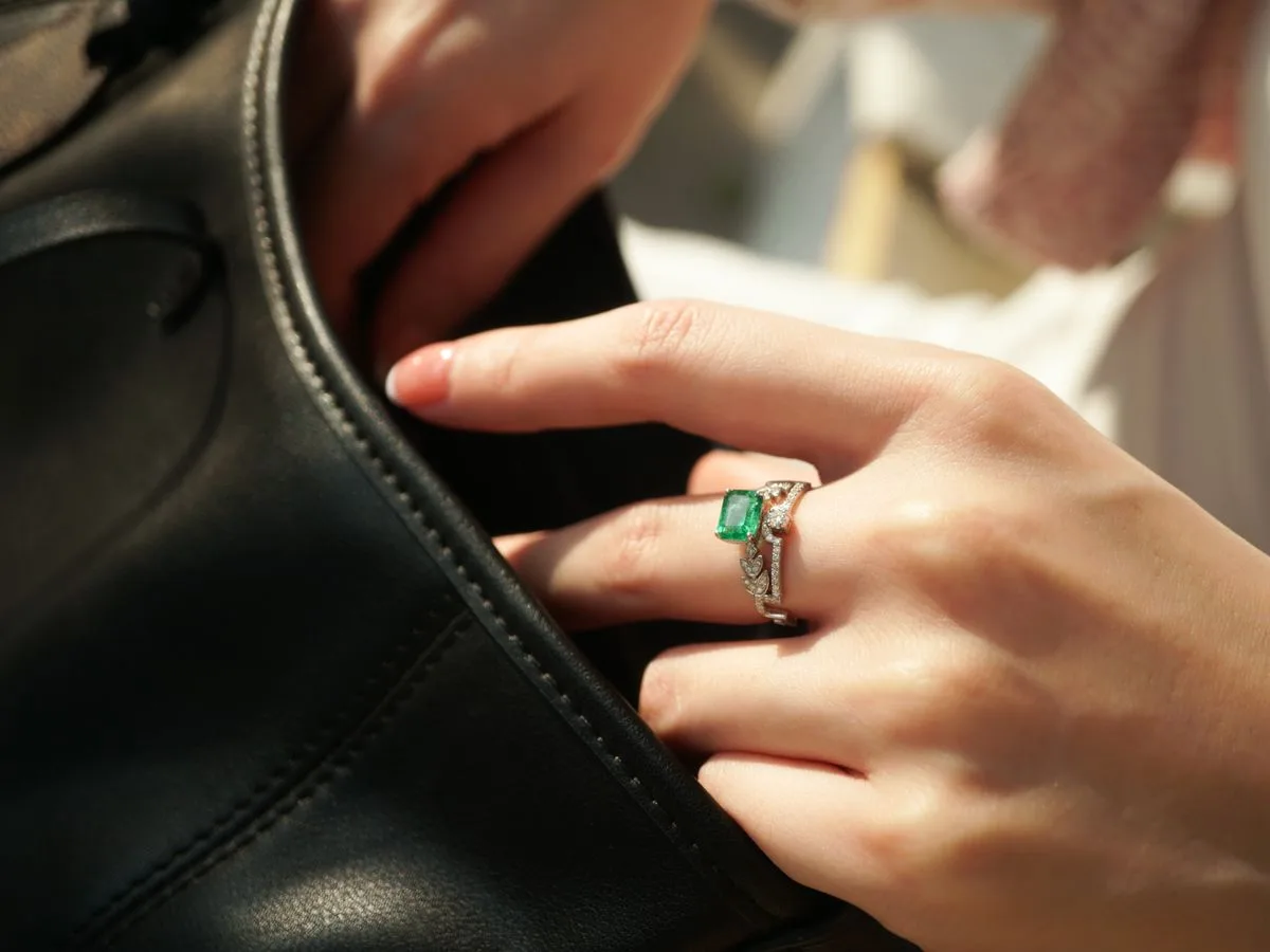 bague certie d'une emeraude