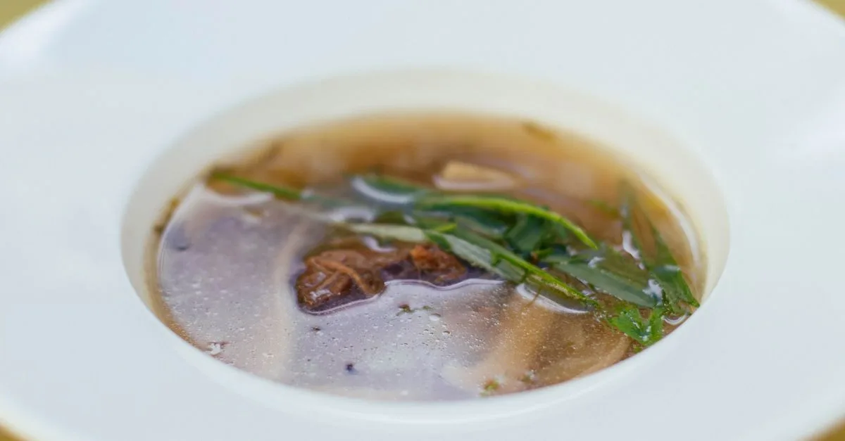 découvrez les bienfaits et les risques du bouillon d'os pour la santé, ses propriétés nutritives, et comment l'intégrer à votre alimentation de manière sécurisée.
