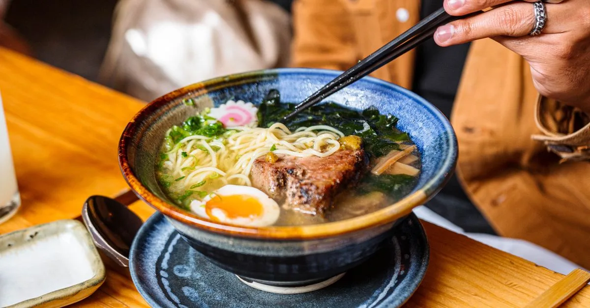 découvrez les bienfaits et les risques du bouillon d'os pour la santé, ses effets nutritifs, et comment l'intégrer dans votre alimentation de manière sécurisée.