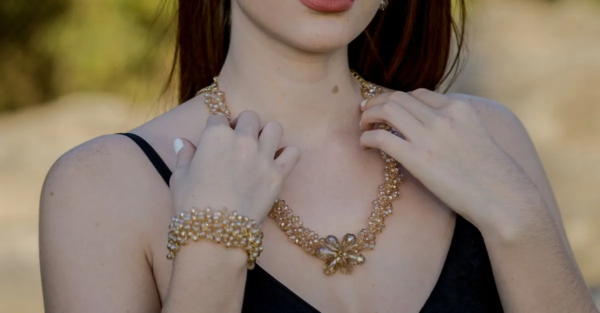 sublimez vos tenues à encolure bateau avec des bijoux élégants, choisis pour mettre en valeur votre décolleté avec style.