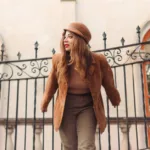 découvrez comment porter un manteau marron chocolat avec style et créez des tenues élégantes, chaleureuses et faciles à assortir.