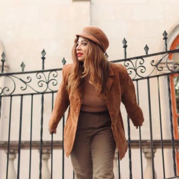 Manteau chocolat femme : quelles couleurs associer pour une tenue élégante ?