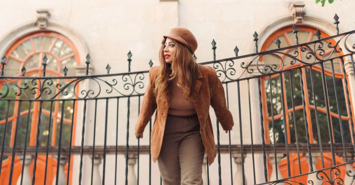 découvrez comment porter un manteau marron chocolat avec style et créez des tenues élégantes, chaleureuses et faciles à assortir.