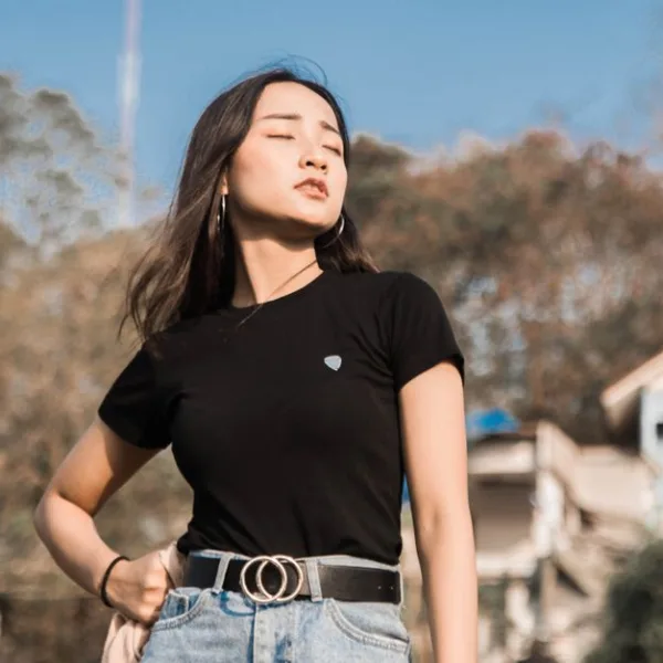Chemise bleu ciel oversize femme : comment l’associer à un pantalon habillé ?