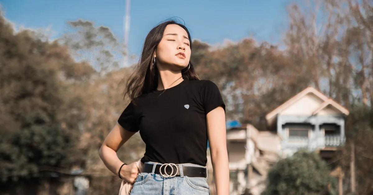 découvrez des idées de tenues avec une chemise oversize bleu ciel, pour un style décontracté, moderne et facile à porter.