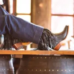 découvrez la longueur idéale d’un jean bootcut pour petite, et comment le porter avec des bottines pour allonger la silhouette.