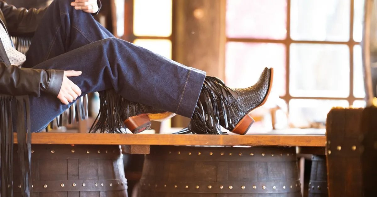 découvrez la longueur idéale d’un jean bootcut pour petite, et comment le porter avec des bottines pour allonger la silhouette.