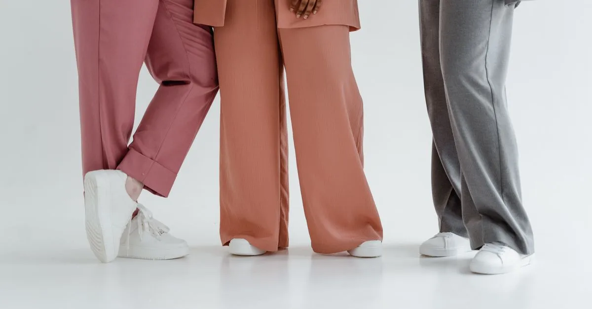 découvrez quelles couleurs de chaussures associer à un pantalon gris anthracite pour femme, des tons neutres aux nuances audacieuses, pour un look harmonieux.