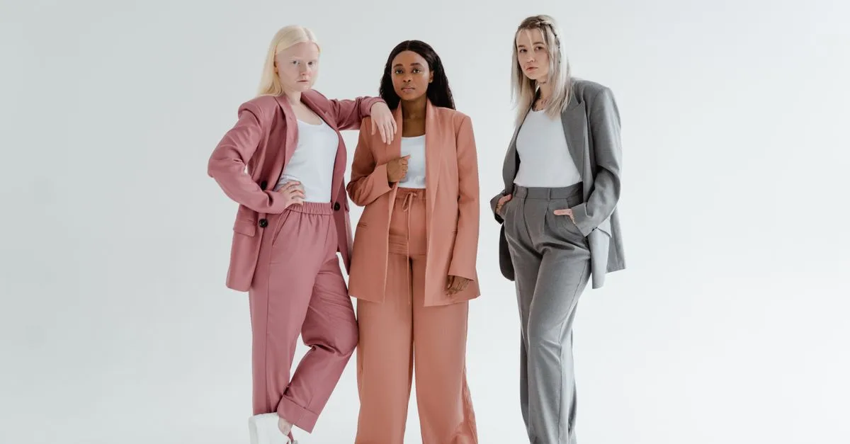 découvrez quelles couleurs de chaussures associer à un pantalon gris anthracite pour femme et créez des tenues élégantes, harmonieuses ou audacieuses.