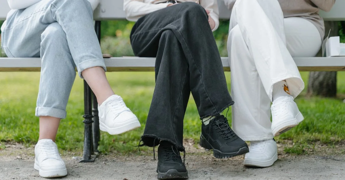 découvrez quelles chaussures porter avec un pantalon barrel pour femme : baskets, mocassins, escarpins ou bottines pour créer une silhouette harmonieuse en toute occasion.