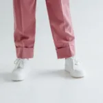découvrez quelles chaussures porter avec un pantalon barrel pour femme : baskets, mocassins, bottines et talons pour équilibrer votre silhouette avec style.