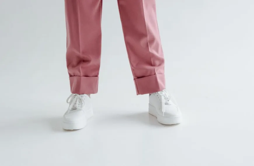 découvrez quelles chaussures porter avec un pantalon barrel pour femme : baskets, mocassins, bottines et talons pour équilibrer votre silhouette avec style.