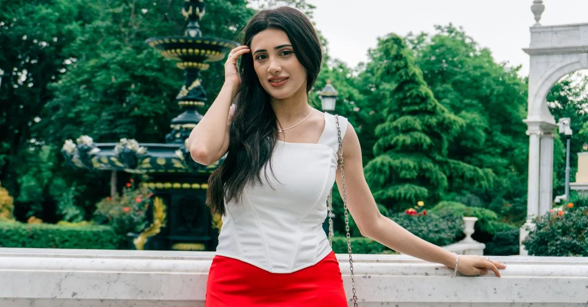 découvrez les plus beaux tops à porter avec une jupe midi en satin champagne : idées de tenues élégantes pour toutes les occasions.