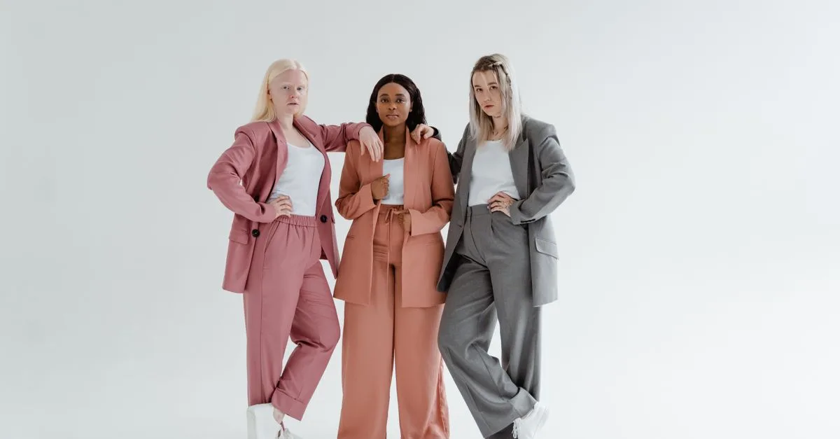 découvrez comment associer un pantalon en velours côtelé pour femme à un blazer pour créer une tenue élégante, confortable et facile à porter.