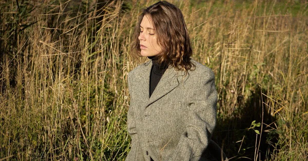 découvrez la veste en tweed crème pour femme, une pièce élégante et intemporelle pour rehausser vos tenues avec une touche de raffinement.