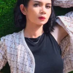 adoptez une allure élégante avec cette veste en tweed crème pour femme, idéale pour compléter vos tenues du quotidien comme vos looks habillés.