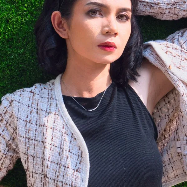 Veste en tweed écru femme : comment la porter avec un jean brut ?