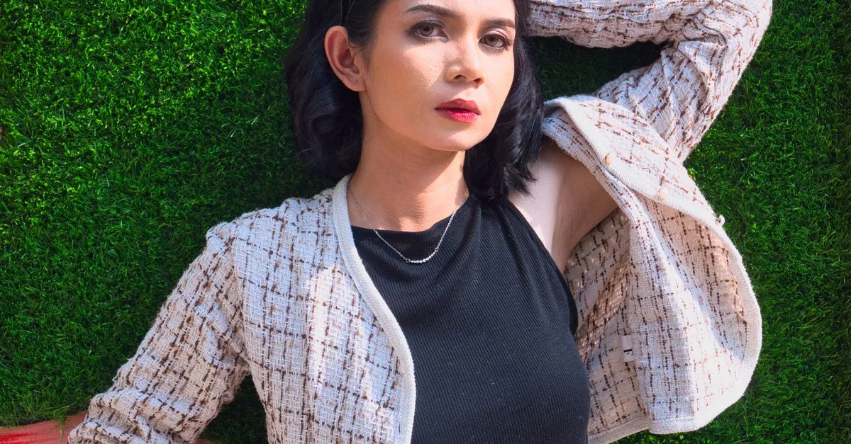 adoptez une allure élégante avec cette veste en tweed crème pour femme, idéale pour compléter vos tenues du quotidien comme vos looks habillés.