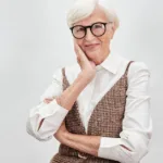 adoptez un style élégant et intemporel avec un gilet en laine pour femme porté sur une chemise blanche, idéal pour une tenue chic et décontractée.