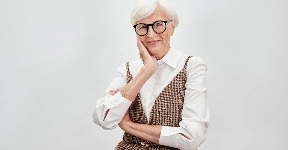 adoptez un style élégant et intemporel avec un gilet en laine pour femme porté sur une chemise blanche, idéal pour une tenue chic et décontractée.